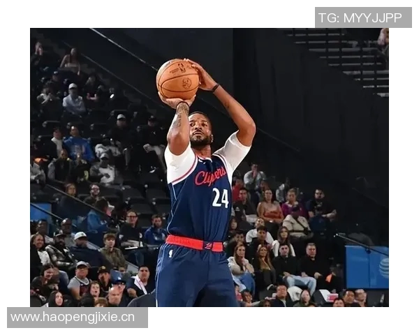 诺曼鲍威尔状态低迷14投仅4中贡献17分4篮板2抢断并有5次失误正负值为负8